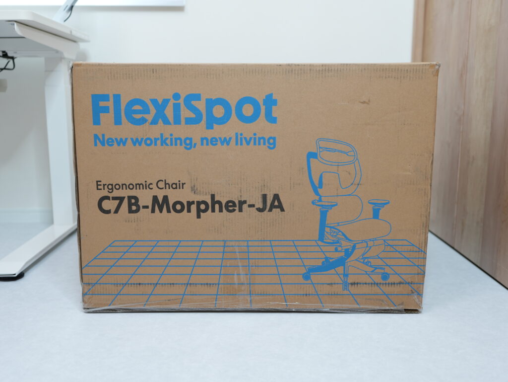 FlexiSpot C7 Morpherが梱包された段ボール箱(正面)