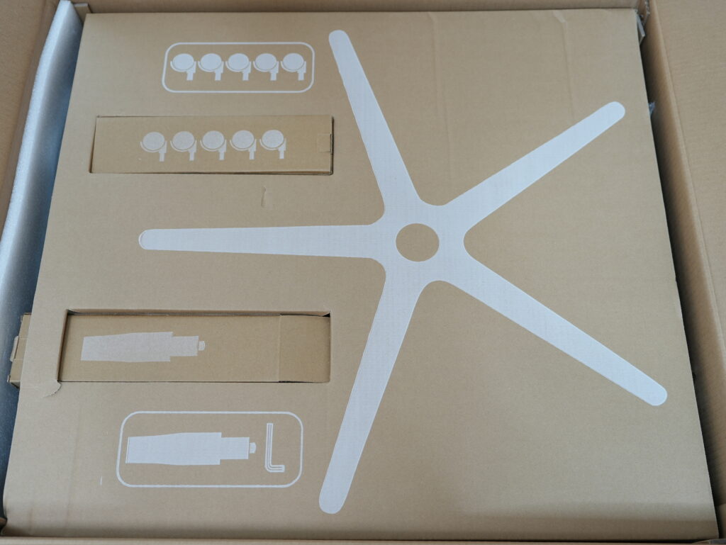 FlexiSpot C7 Morpherの梱包された足パーツの写真