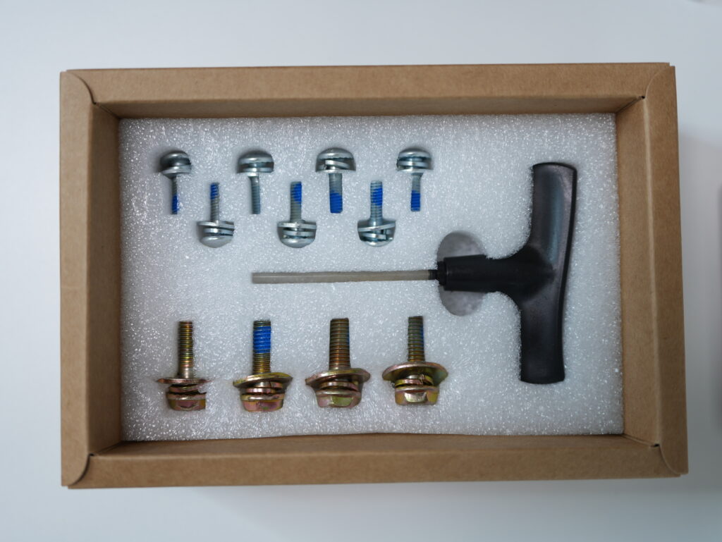 FlexiSpot C7 Morpherに付属してくるネジと、それを回す六角レンチ