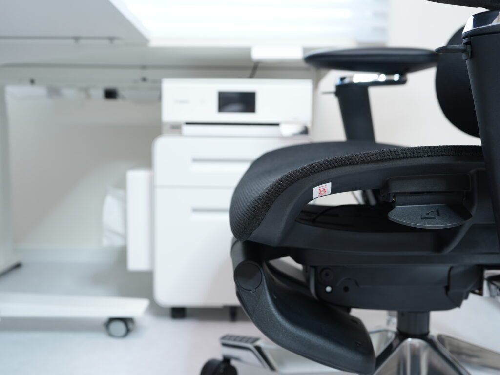 FlexiSpot C7 Morpherの座面の前方のカーブ