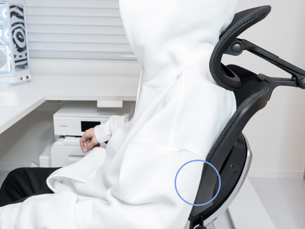 FlexiSpot C7 Morpherの背もたれに寄りかかった時に腕がフレームに少しぶつかる写真