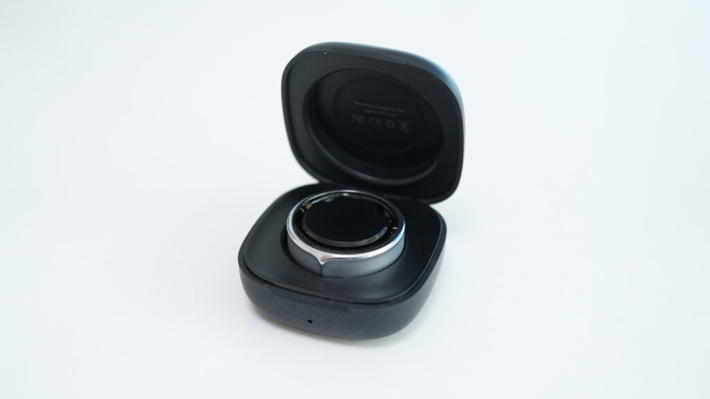 専用充電ケースに入ったFOSMET RINGX RX10