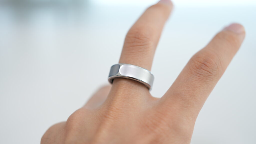 中指にはめたFOSMET RINGX RX10を上から見た写真1