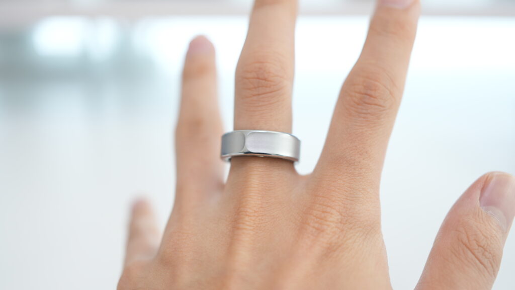 中指にはめたFOSMET RINGX RX10を上から見た写真2