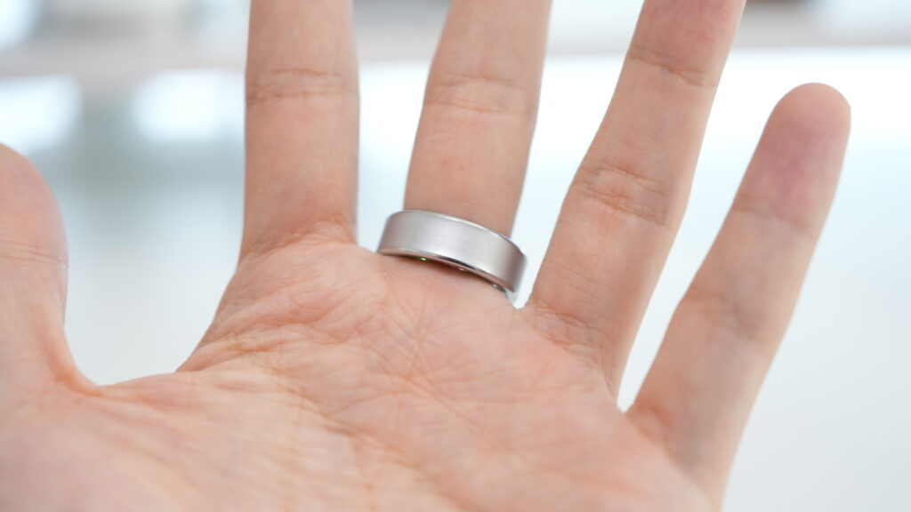 中指にはめたFOSMET RINGX RX10を手のひら側から見た写真