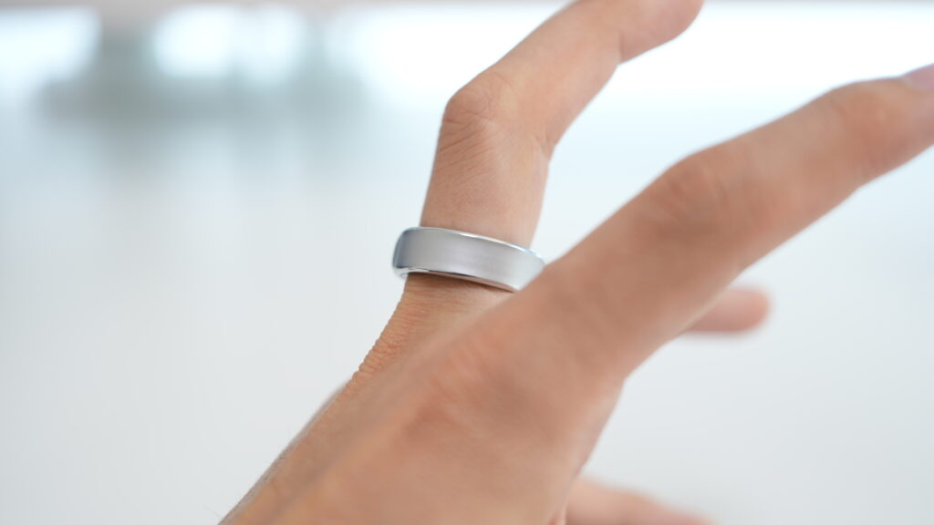 中指にはめたFOSMET RINGX RX10を横から見た写真