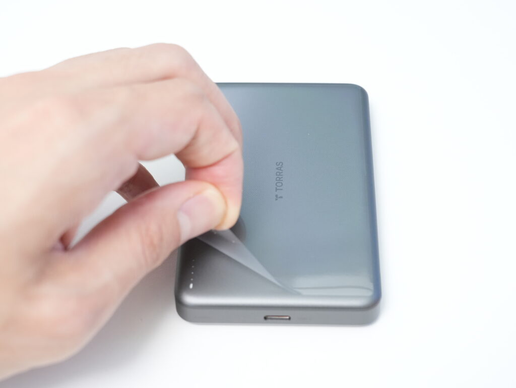 TORRAS MiniMag 10,000mAhモデルの表面のぺりぺり剥がし