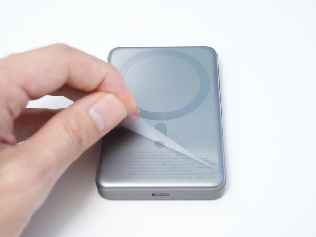 TORRAS MiniMag 10,000mAhモデルの裏面のぺりぺり剥がし