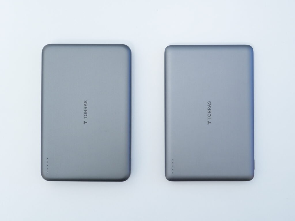 左はTORRAS MiniMag 10,000mAhモデル、右はTORRAS MiniMag 5,000mAhモデルの写真