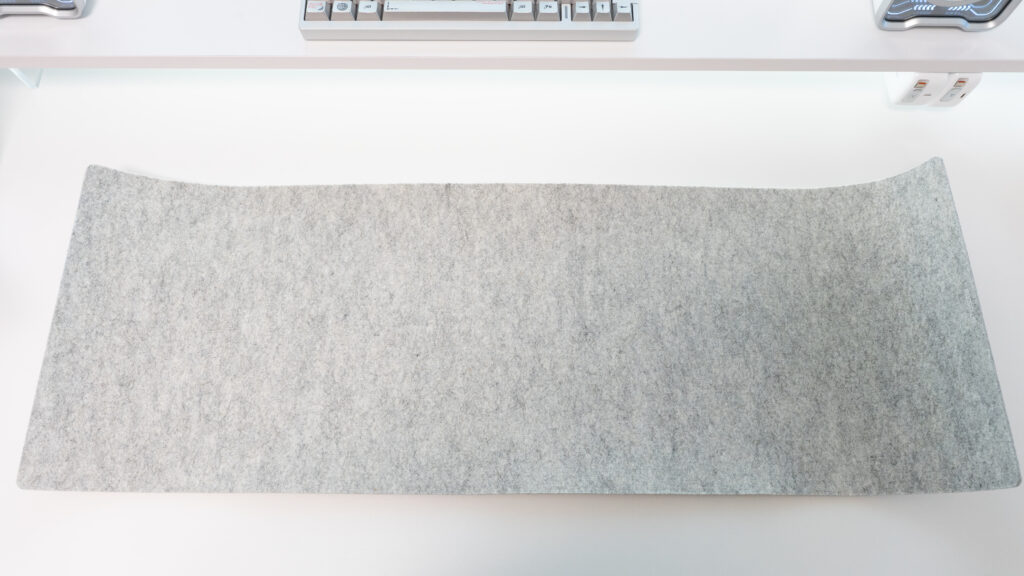 巻き癖が付いているamesoba さらさら質感 ウール デスクマット