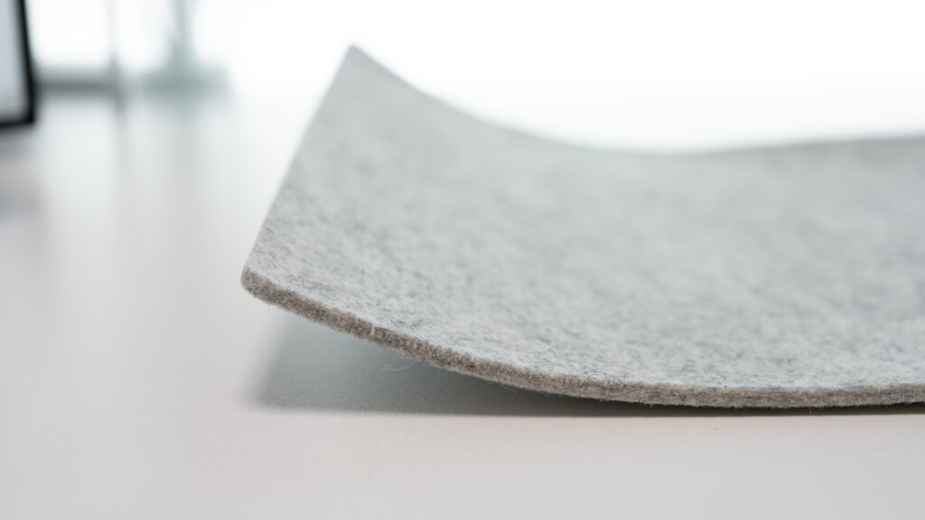 amesoba さらさら質感 ウール デスクマットの左側の巻き癖