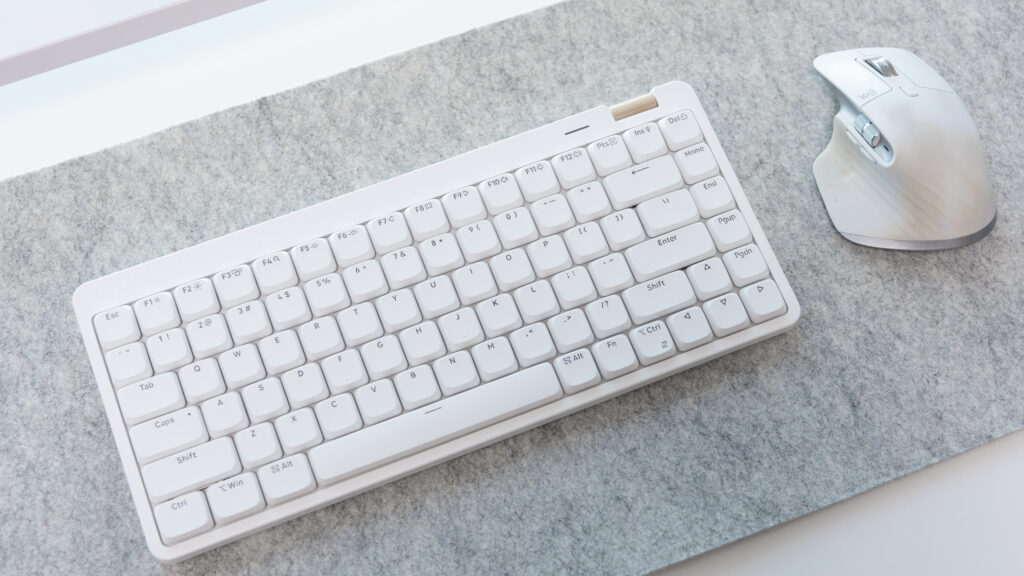 amesoba さらさら質感 ウール デスクマットにキーボードとマウスを配置