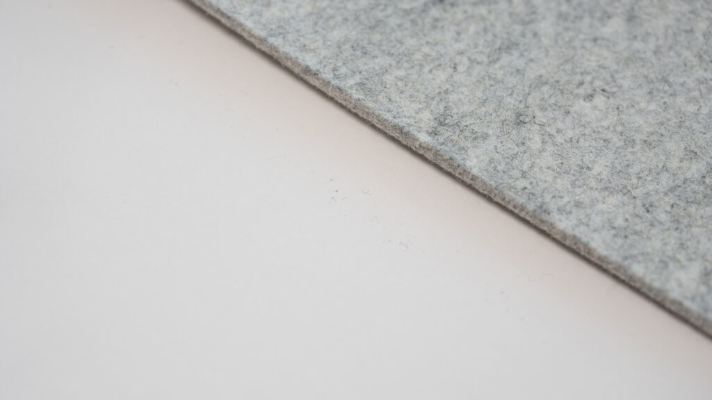 amesoba さらさら質感 ウール デスクマットの細かいゴミが落ちている