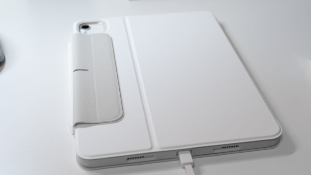 ESR Rebound 360の留め具を裏面に貼り付けておく