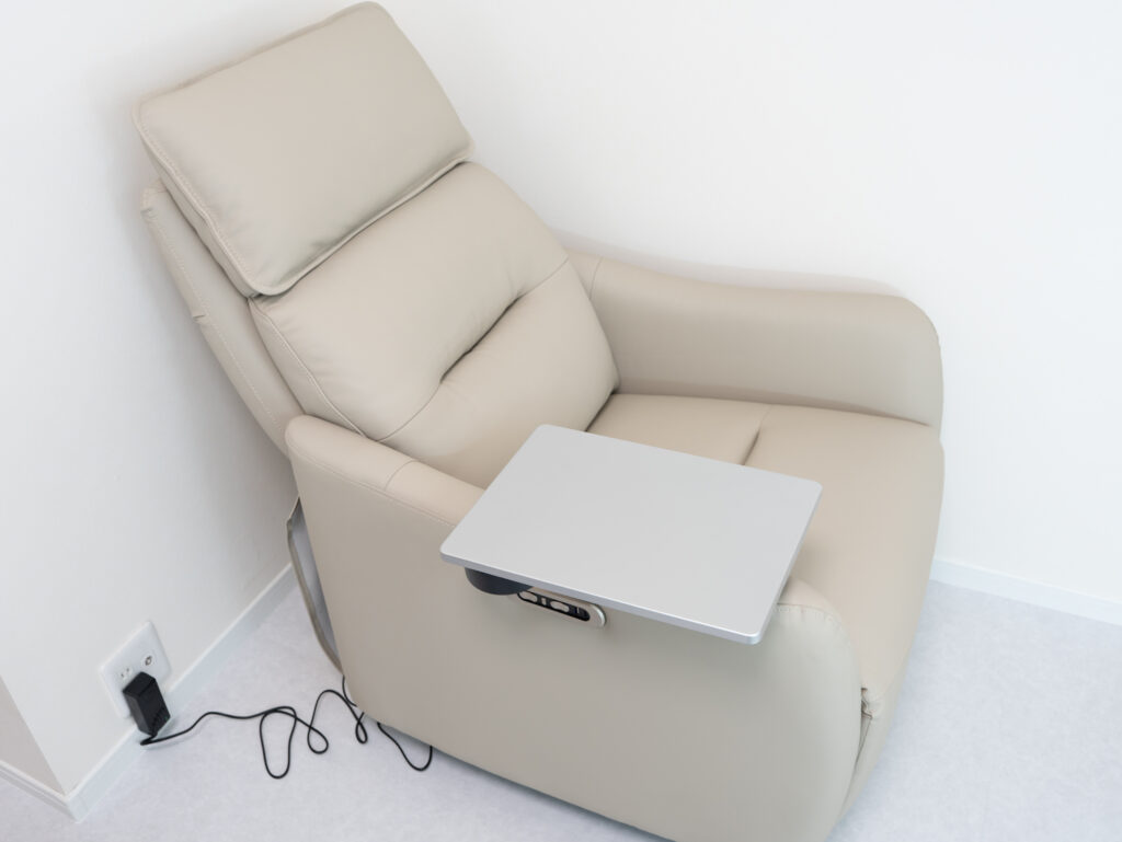 FlexiSpot Lune Proにテーブルを取り付ける