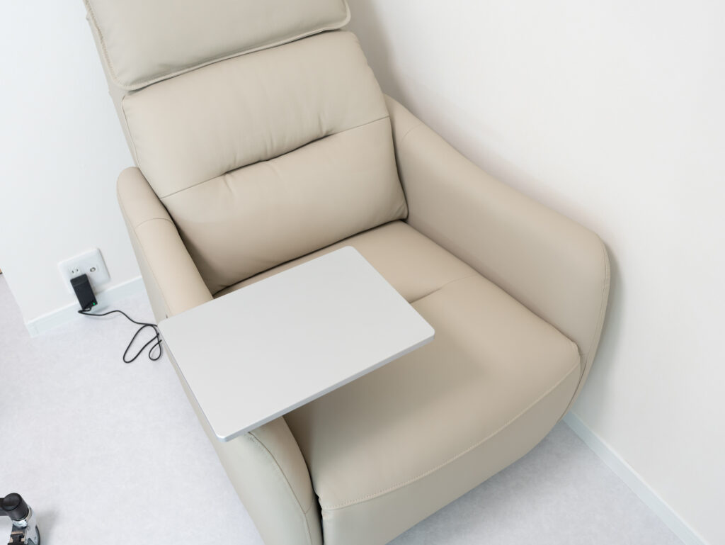 FlexiSpot Lune Proのテーブルを前にもってくる