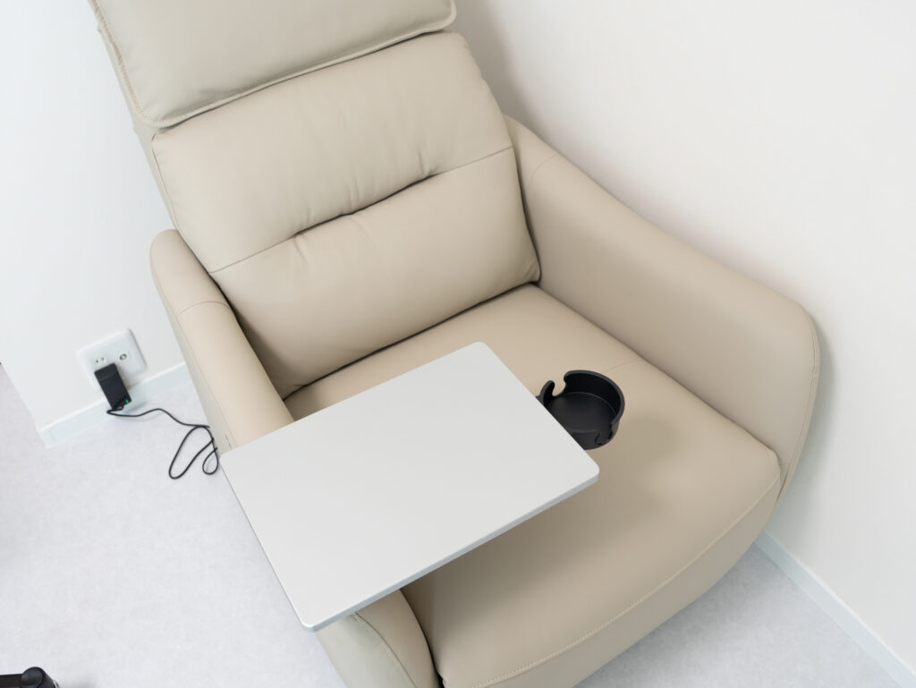 FlexiSpot Lune Proのテーブルの下にあるカップトレーを出す