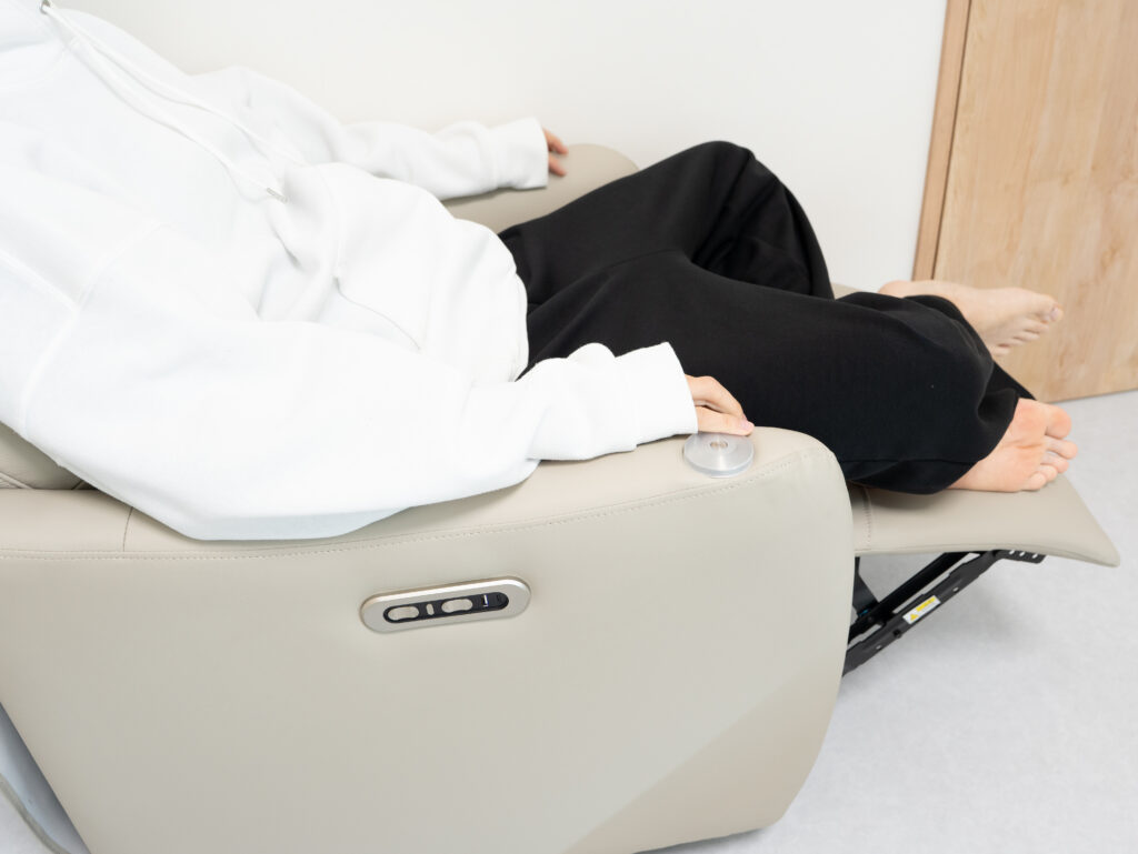 FlexiSpot Lune Proであぐらをかく