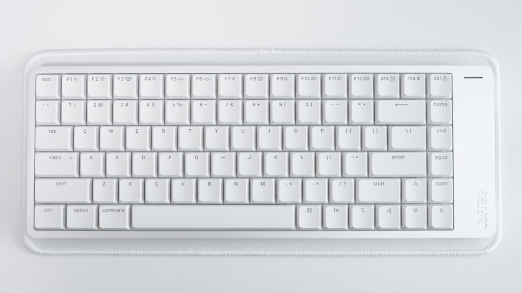 KEEBMAT 80HEの上にLofree Flow 2を乗せて真上から撮った写真