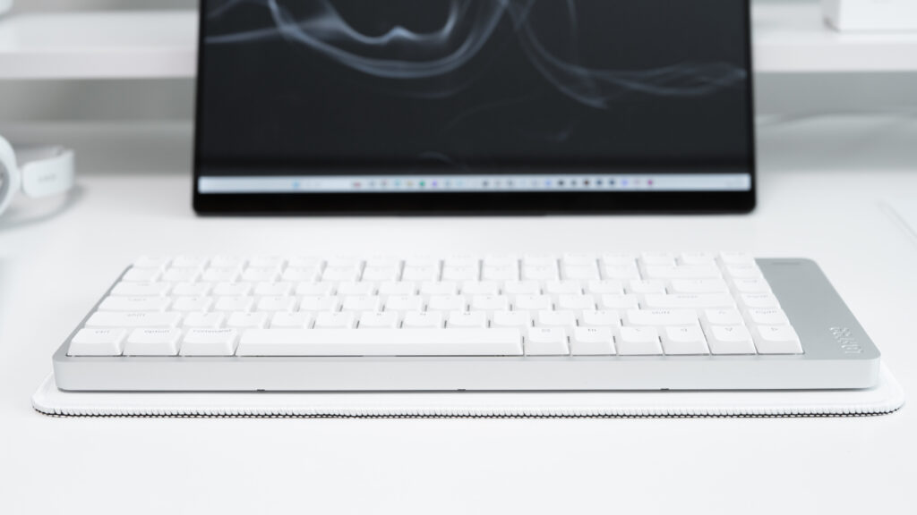 KEEBMAT 80HEの上にLofree Flow 2を乗せて正面から撮った写真