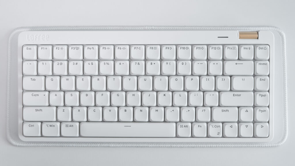 KEEBMAT 80HEの上にLofree Flow Liteを乗せて真上から撮った写真