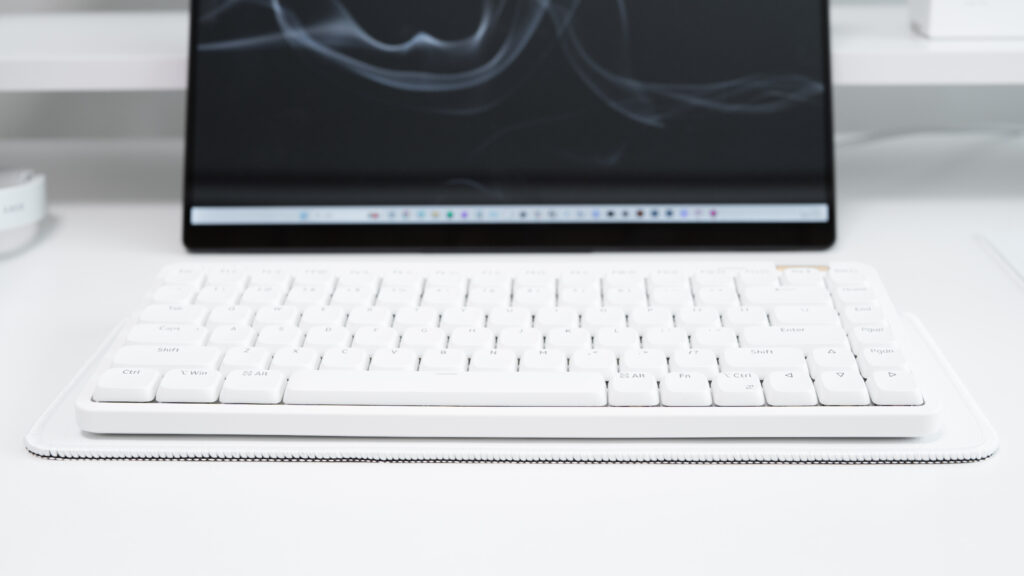 KEEBMAT 80HEの上にLofree Flow Liteを乗せて正面から撮った写真