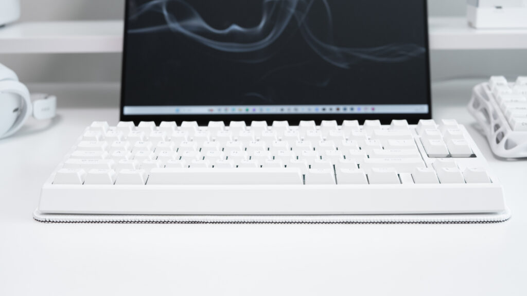 KEEBMAT 80HEの上にEPOMAKER G84を乗せて正面から撮った写真