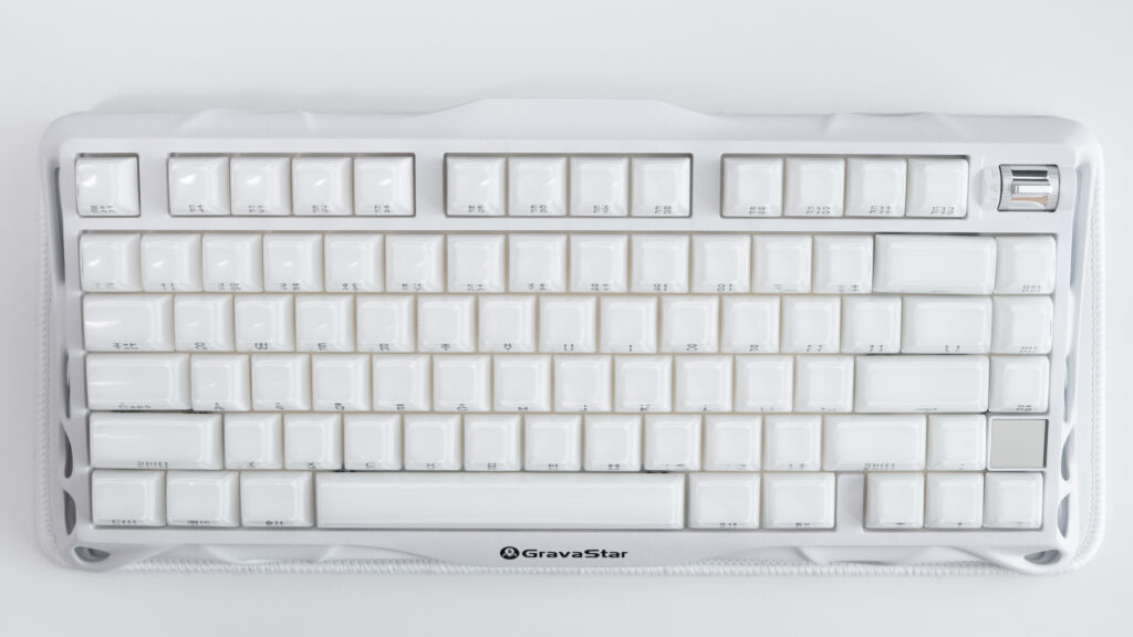 KEEBMAT 80HEの上にGravaStar Mercury K1を乗せて真上から撮った写真