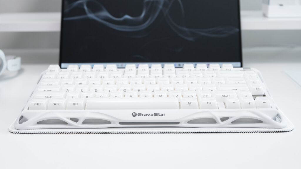 KEEBMAT 80HEの上にGravaStar Mercury K1を乗せて正面から撮った写真