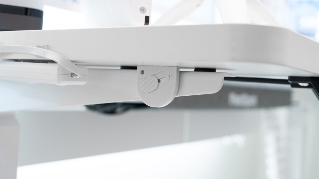 OLFA タッチナイフRを電動昇降デスクの脚に貼り付ける