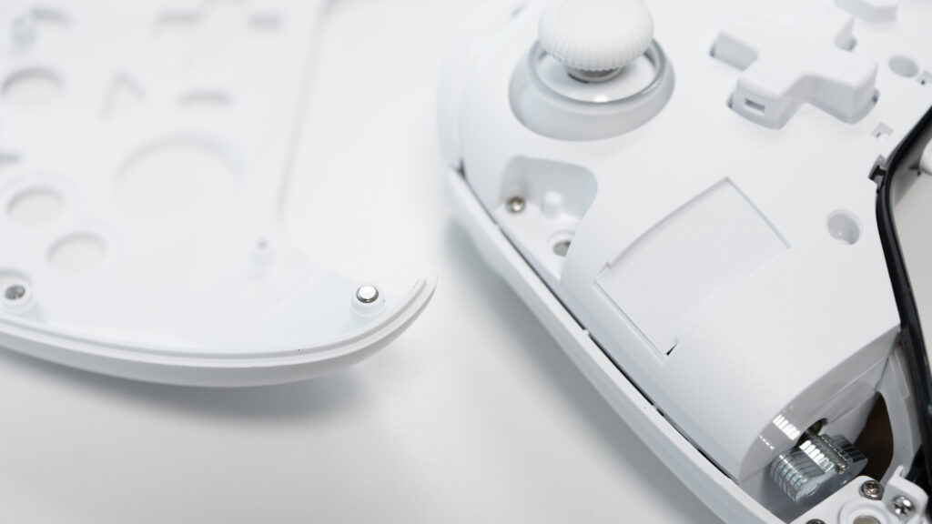 GRAPHT Omni Plusのトップカバーはマグネットで接着されている