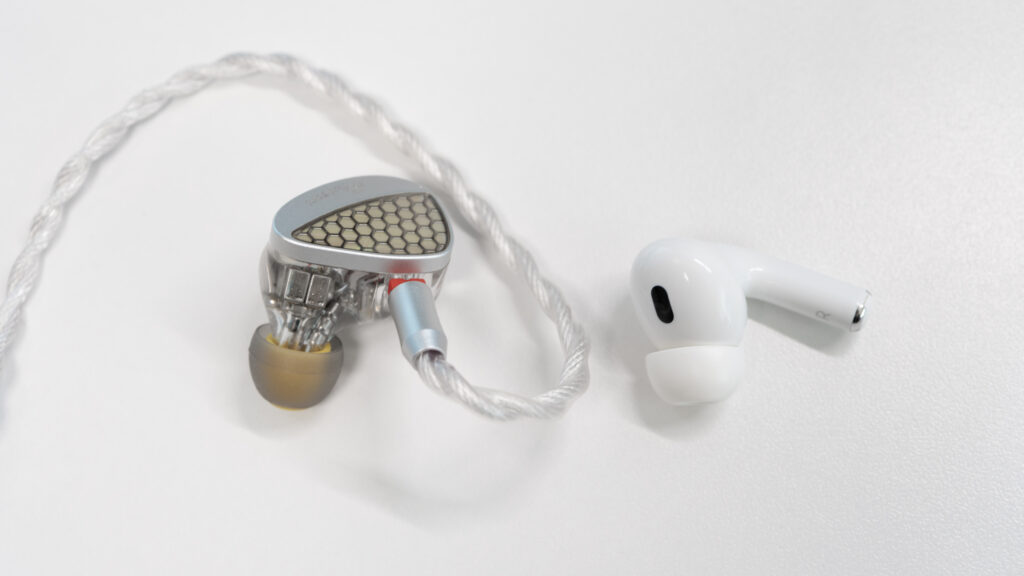 Linsoul Kiwi Ears Orchestra IIとAirPods Pro 2の大きさ比較