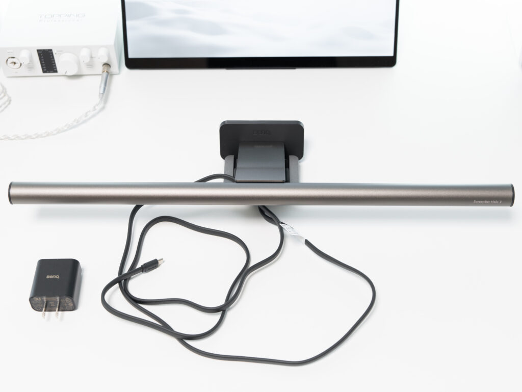 BenQ ScreenBar Halo 2の本体とAC電源アダプター