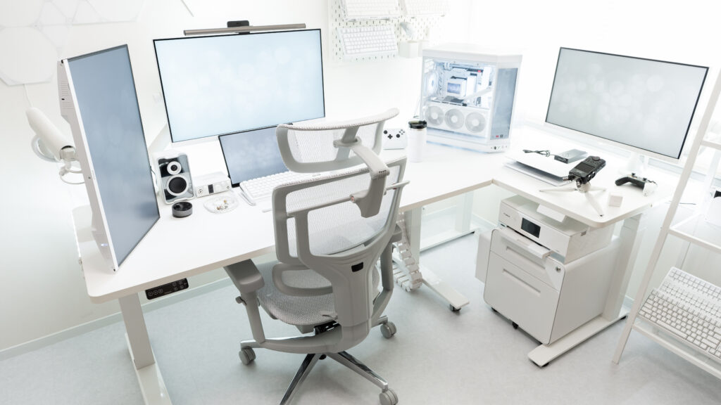 FlexiSpot C7 Pro2を白デスク環境に配置したときの色の見え方