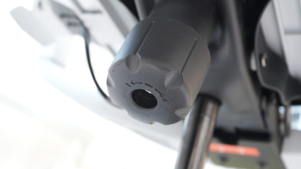 FlexiSpot C7 Pro2のリクライニングの固さ調節ダイヤル