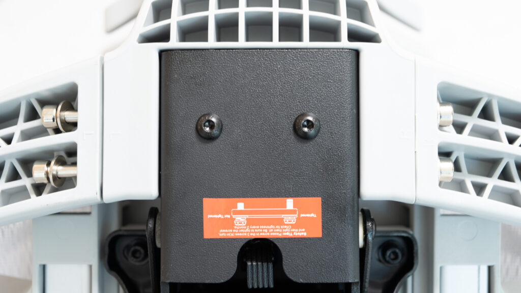 FlexiSpot C7 Pro2のアームレストの取り付け