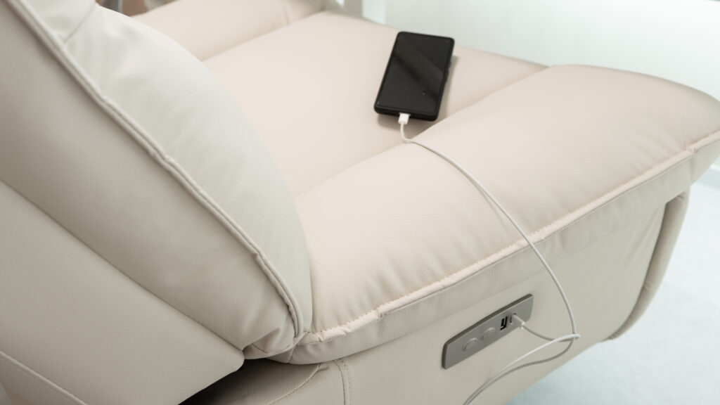 FlexiSpot Lotus ProのUSBポートにケーブルを接続してスマホを充電