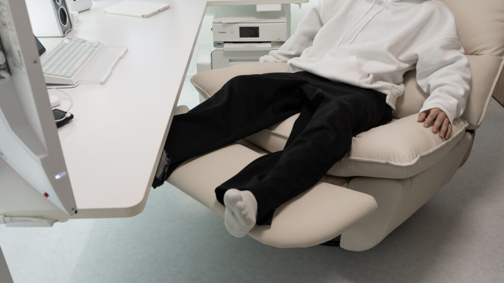 FlexiSpot Lotus Proにゆったりと座る