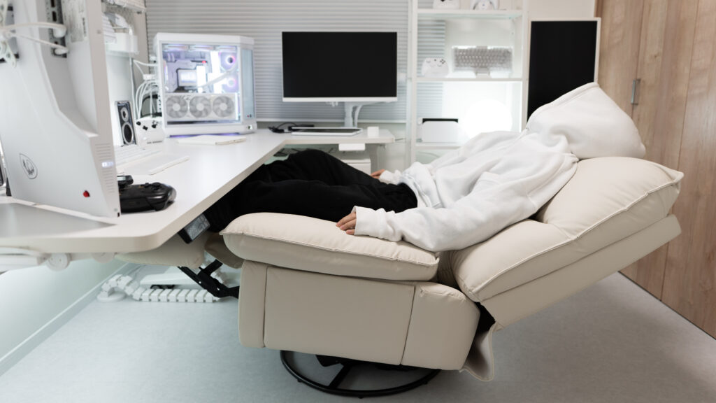 FlexiSpot Lotus Proを最大までリクライニングして座る