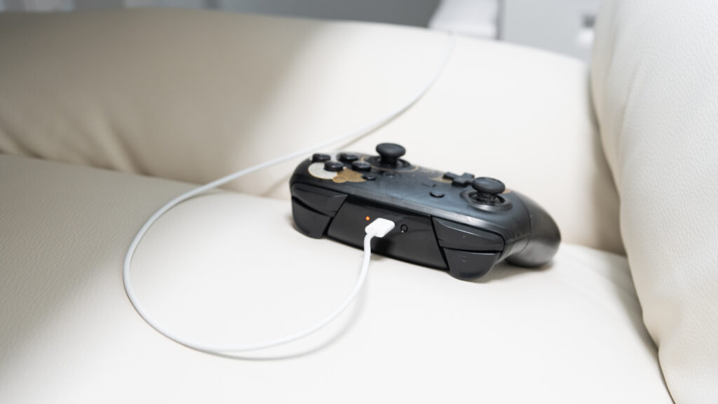FlexiSpot Lotus Proで充電しているNintendo Switchのプロコン