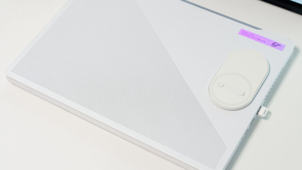 ESR MagMouseのマグネットベースのみをノートPCに取り付けたイメージ