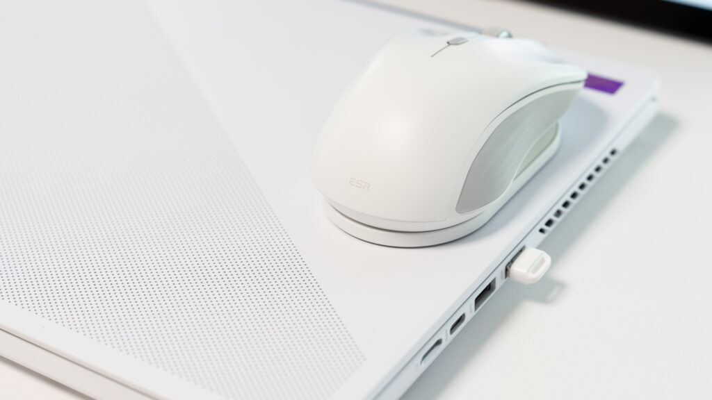 ESR MagMouseをノートPCに取り付け