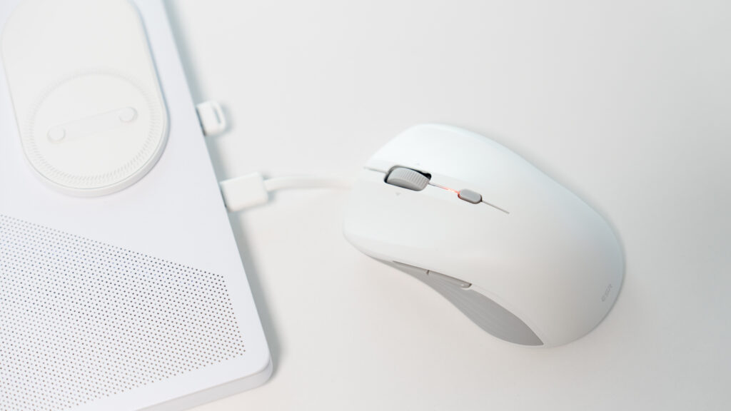 ESR MagMouseの内蔵充電ケーブルを使った充電