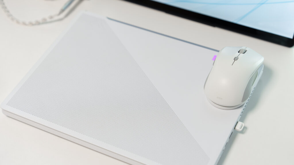 ESR MagMouseのマグネットベースをノートPCの右端に取り付ける