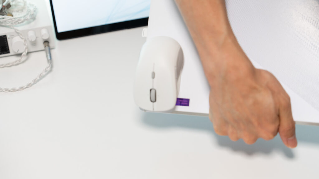 ESR MagMouseをノートPCの右端に取り付ける