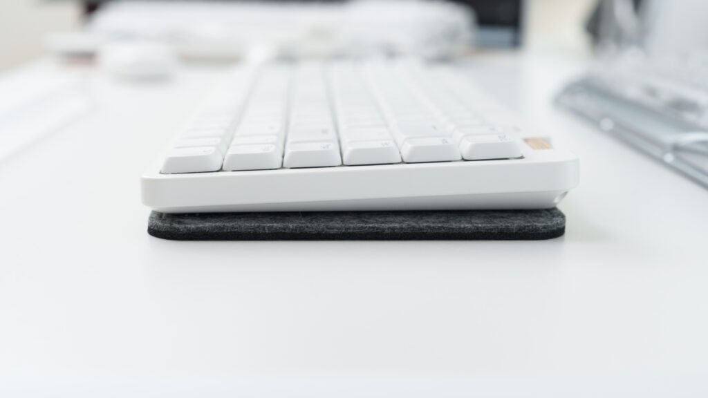 QSPEC CalmにLofree Flow Liteを置き、寝かせた状態での横からの写真