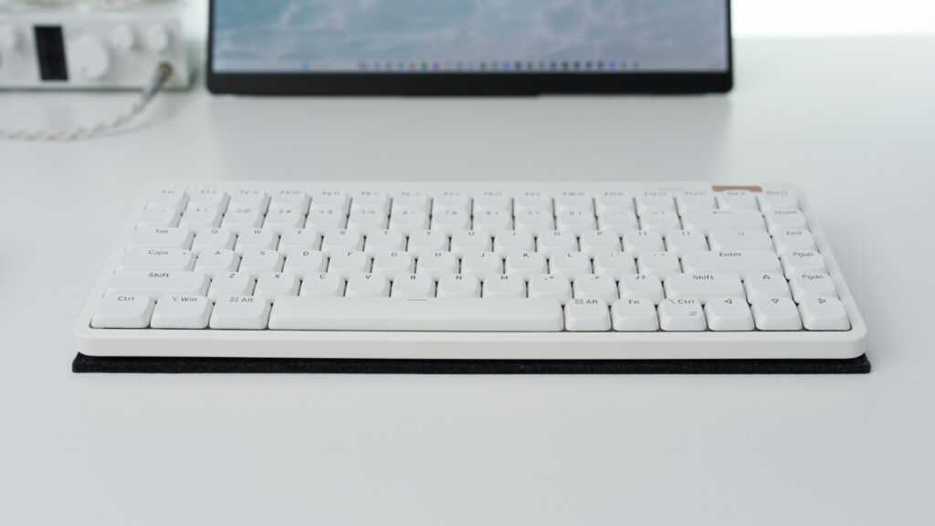 サンワダイレクトにLofree Flow Liteを置いた正面