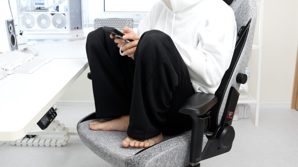 Secretlab Titan EvoでDEATH NOTE の『L』座り
