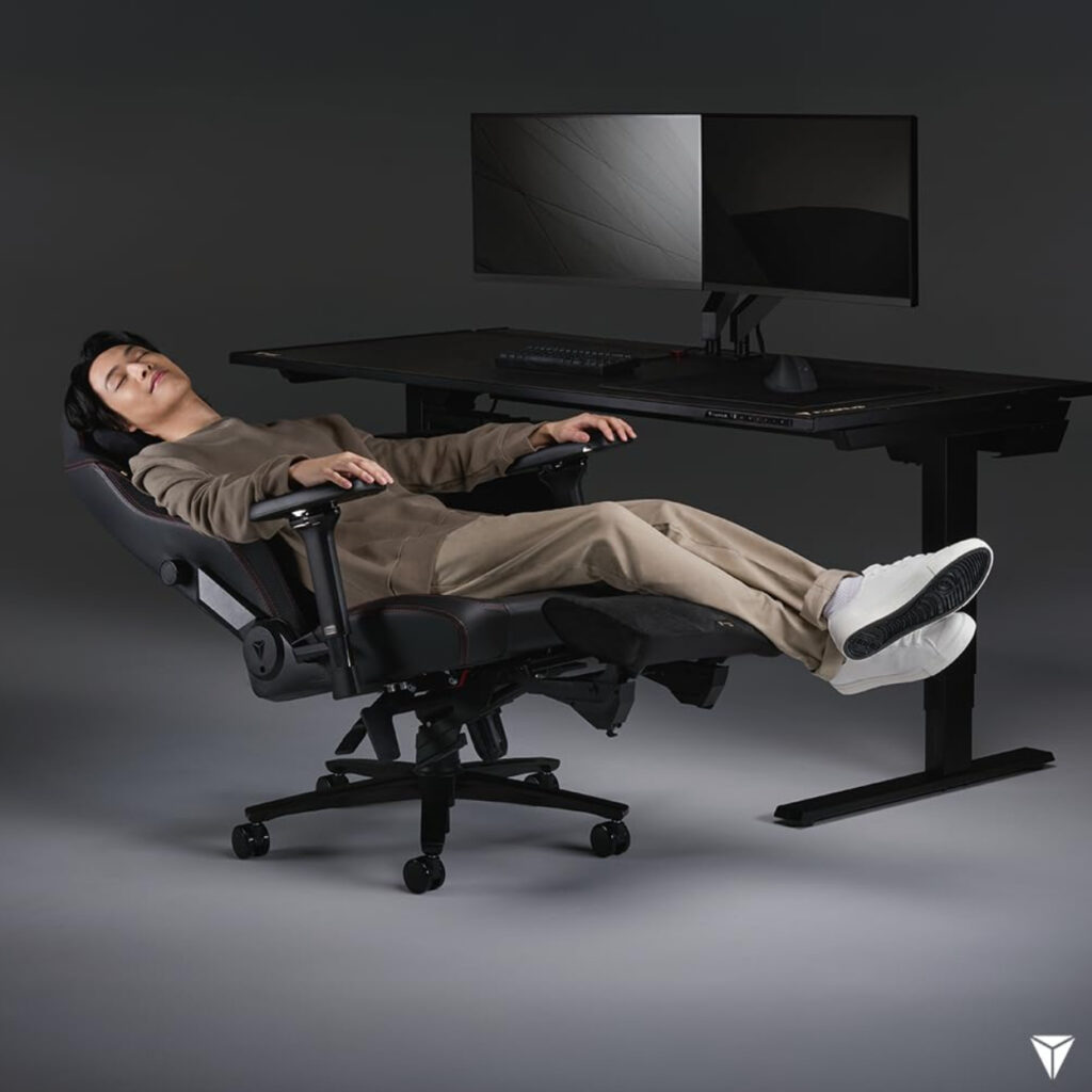 Secretlab Titan Evoのアドオンフットレストを取り付けた写真