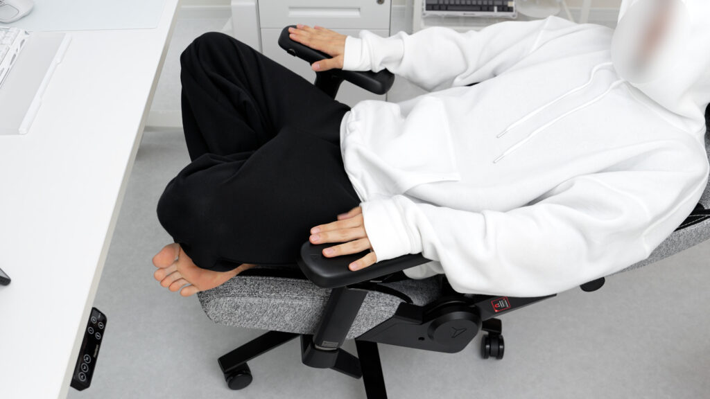 Secretlab Titan Evoのアームレストがハの字に開く